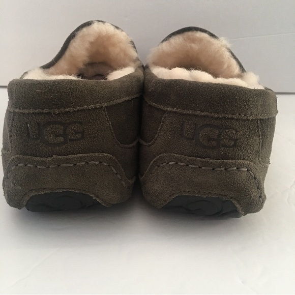 NWOT- UGG SLIPPERS - Picture 5 of 8